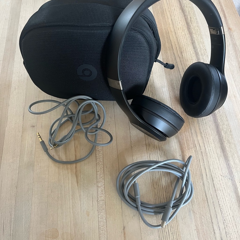 Beats by Dre Black Over-Ear Headphones like new